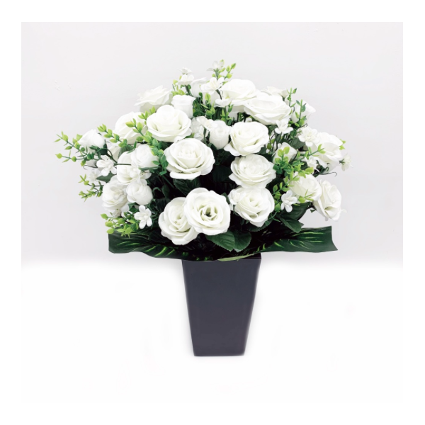 Composition 48 roses blanches H 55cm / Vase plastique imitation marbre noir H 26cm / 3,8kg